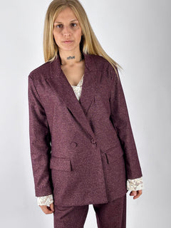 Giacca Cocoon burgundi indossata con pantalone coordinato, figura intera