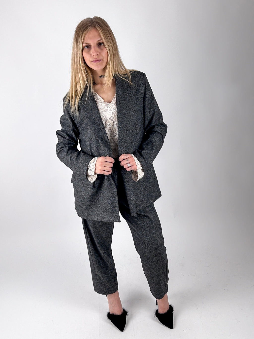 Giacca Cocoon grigio indossata, vista frontale