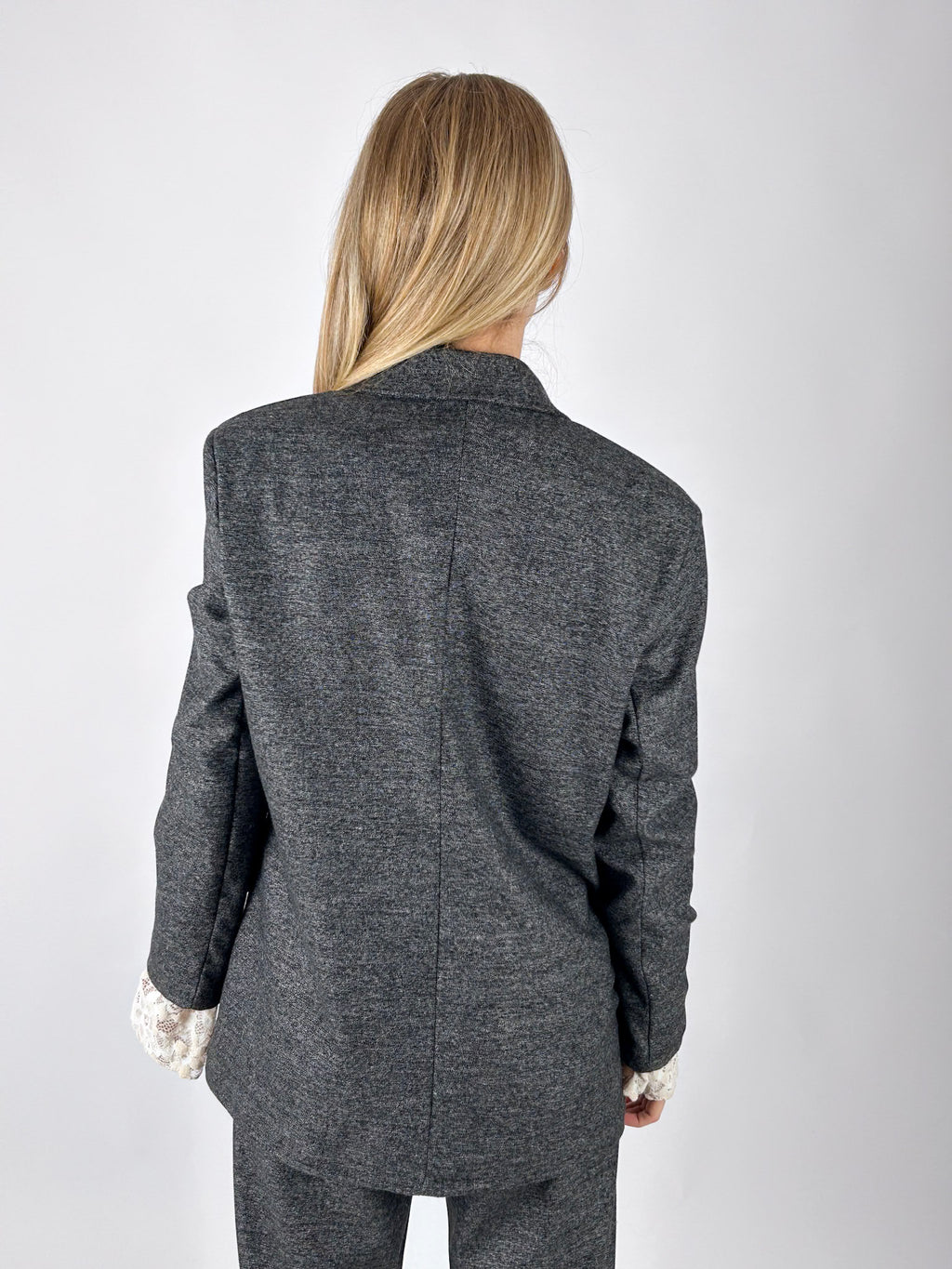 Giacca Cocoon grigio indossata, vista posteriore