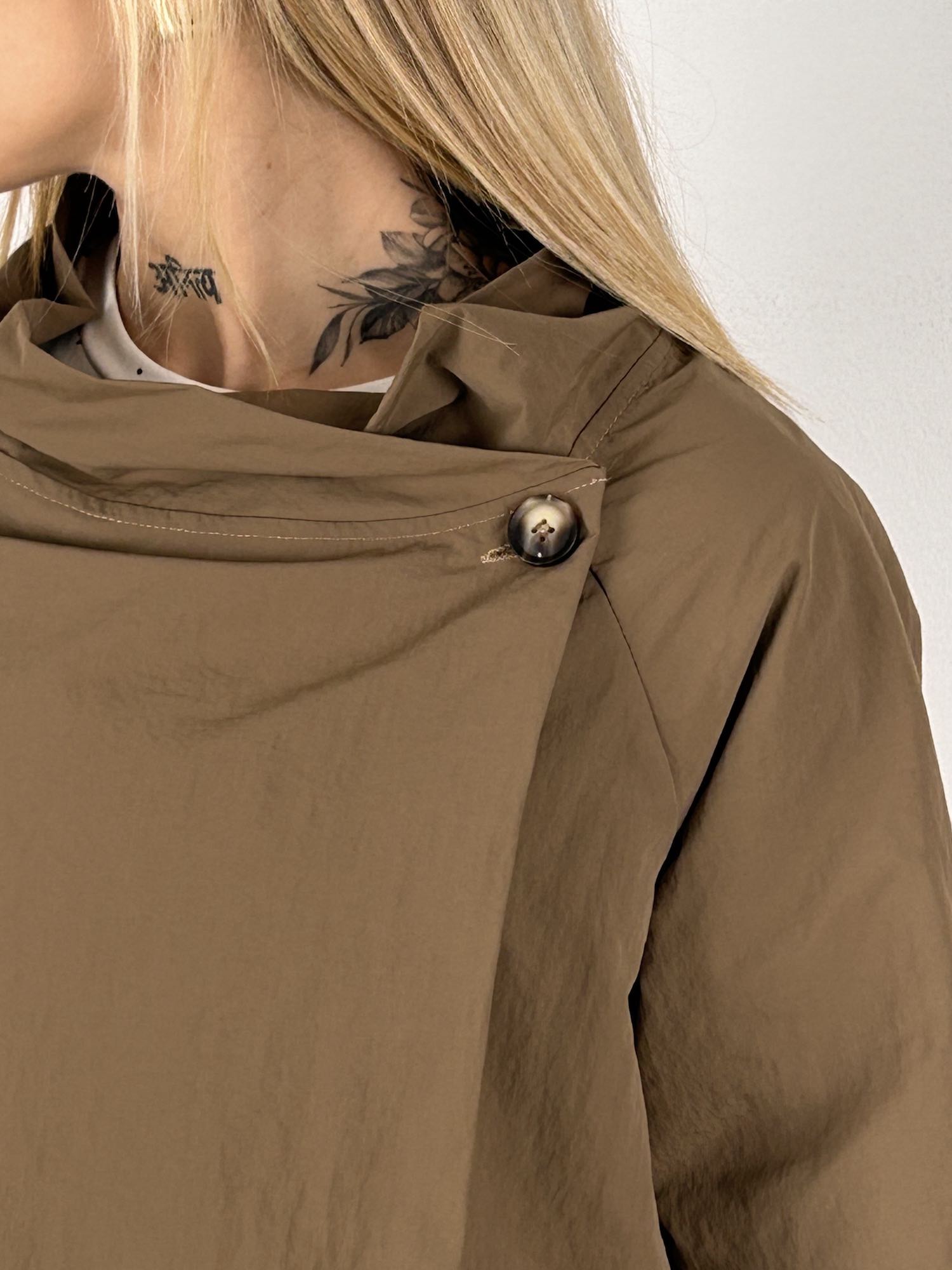 Giacca urban layer – giacca donna a strati stile urban, look casual chic contemporaneo.dettaglio