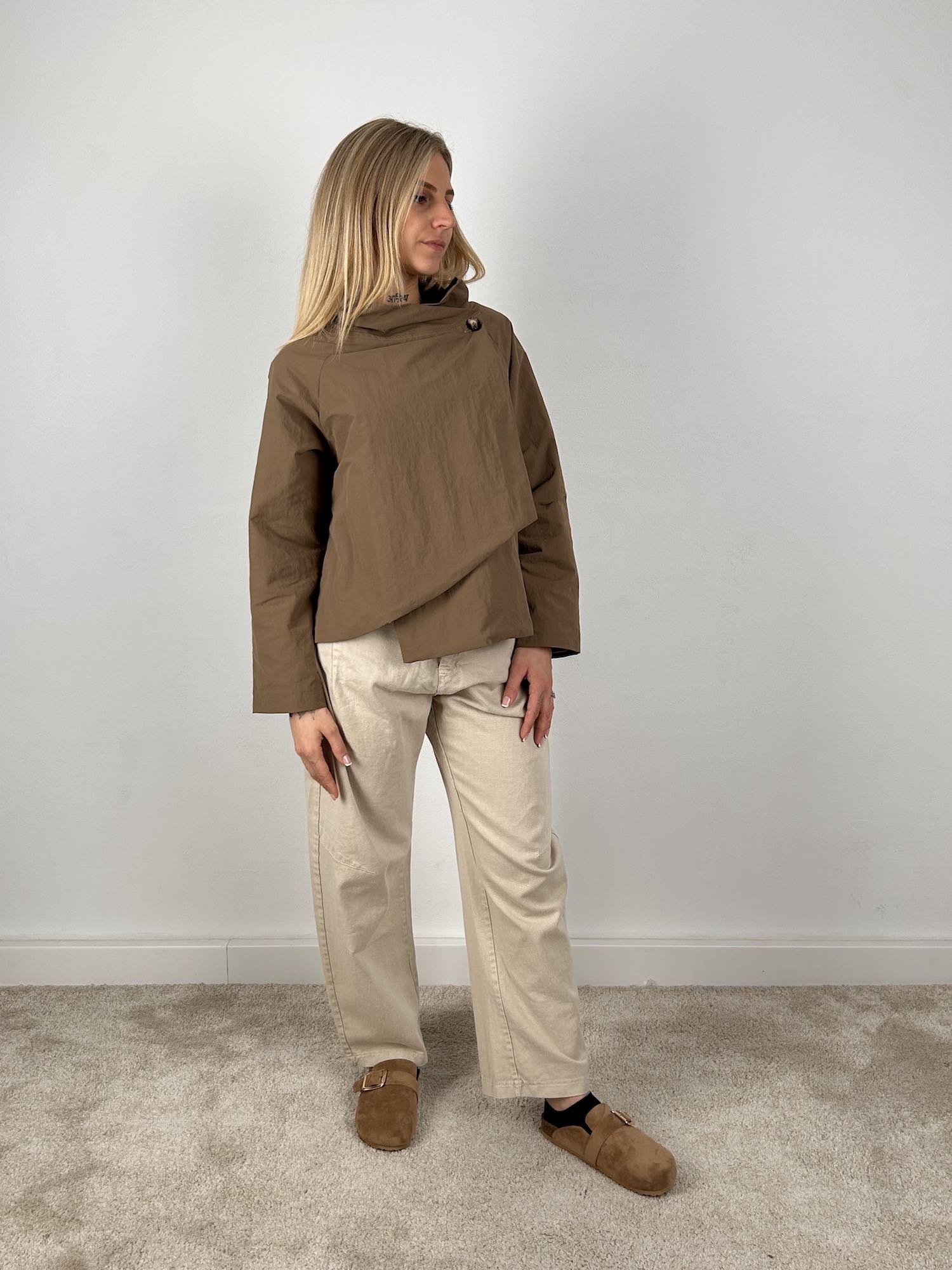 Giacca urban layer – giacca donna a strati stile urban, look casual chic contemporaneo.outfit