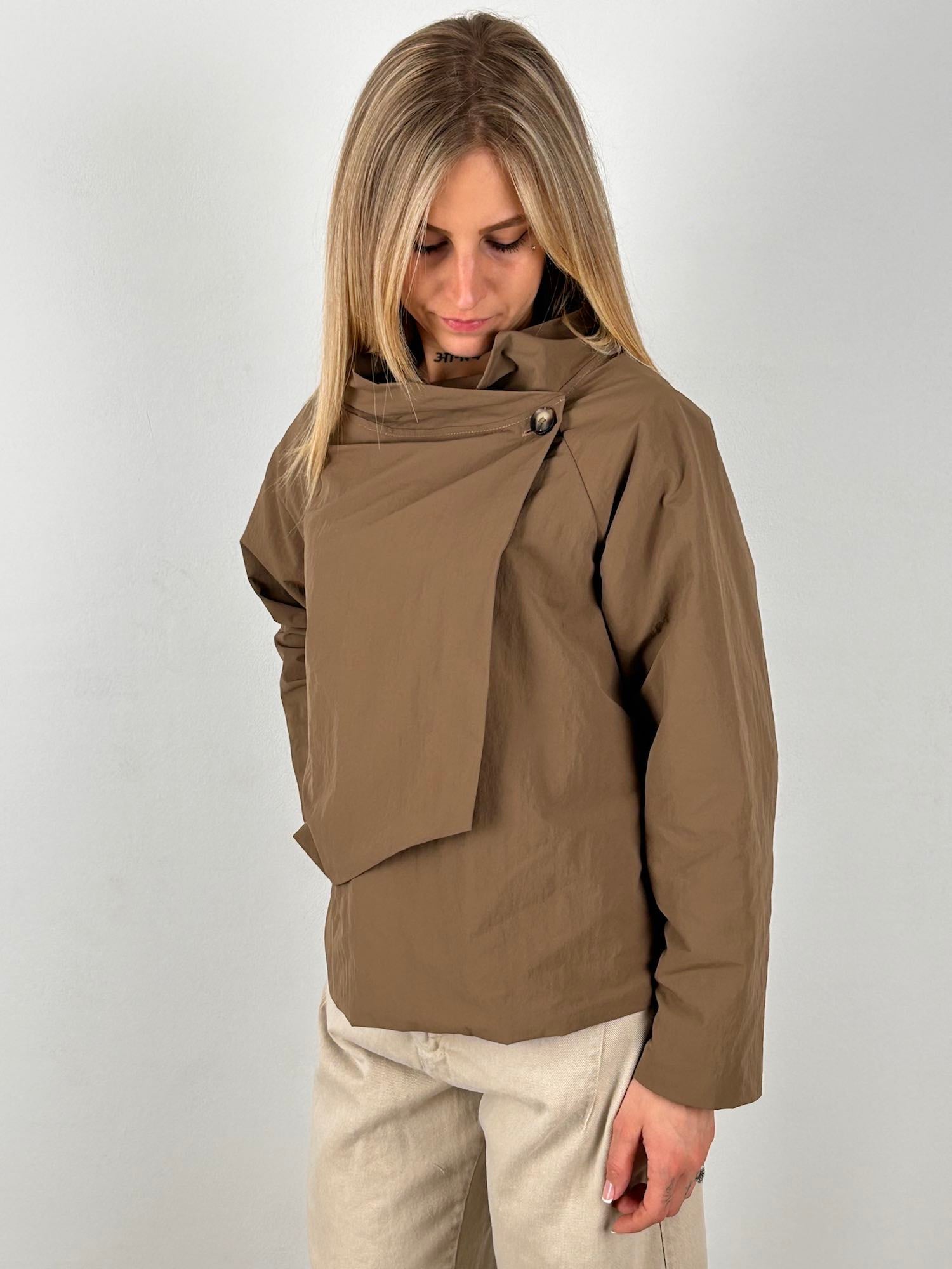 Giacca urban layer – giacca donna a strati stile urban, look casual chic contemporaneo.vista frontale