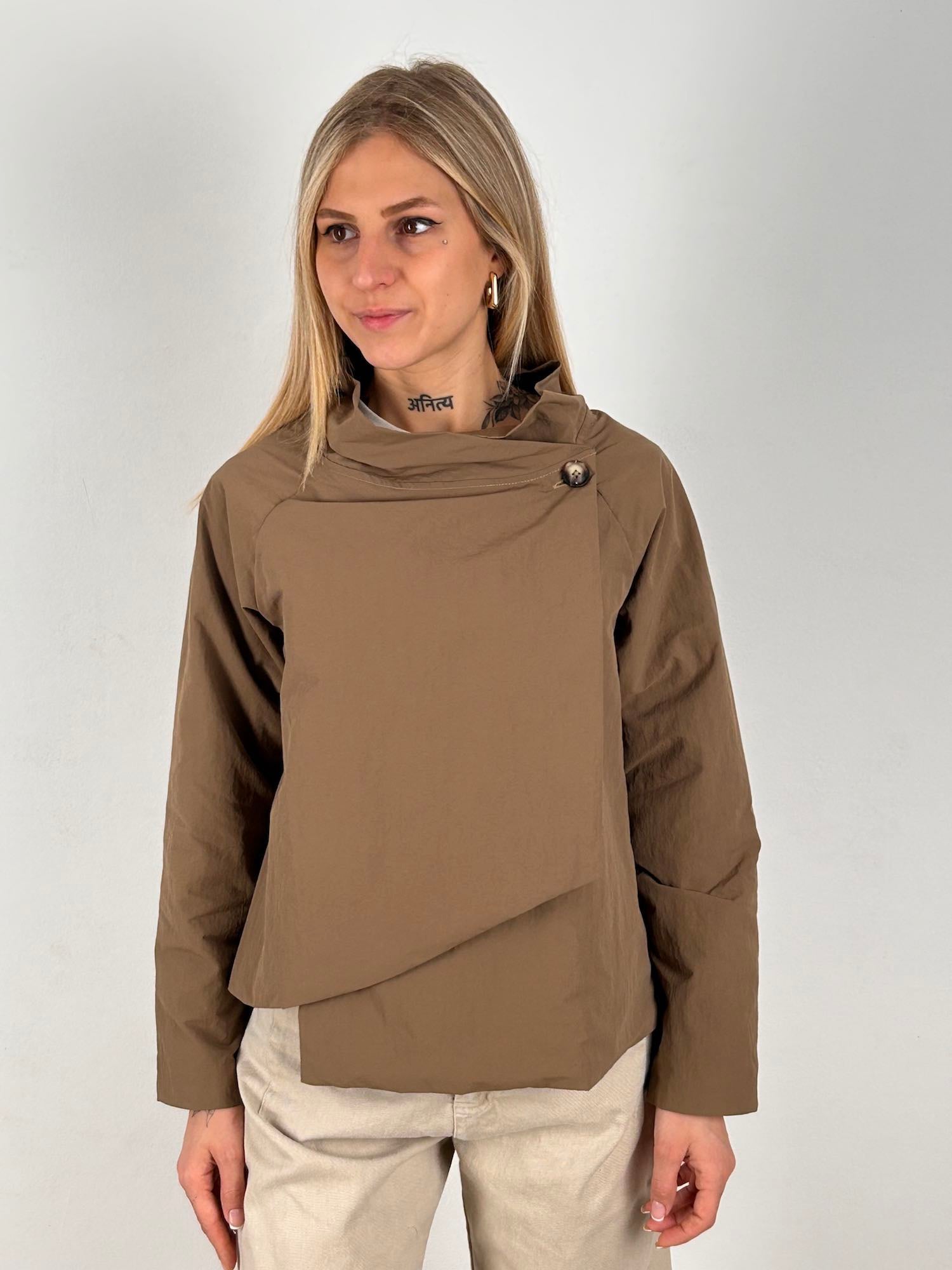 Giacca urban layer – giacca donna a strati stile urban, look casual chic contemporaneo.vista frontale