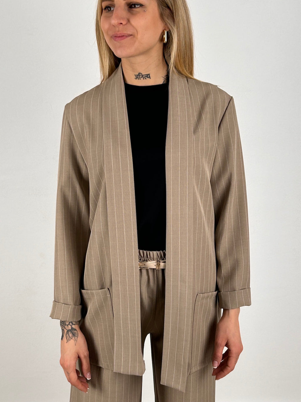 Giacca senza bottoni donna beige vista frontale