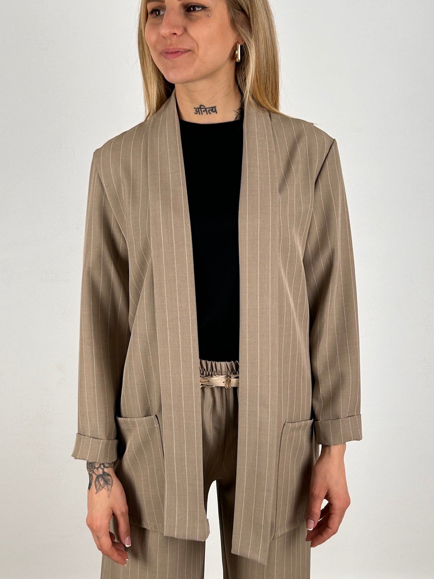 Giacca senza bottoni donna beige vista frontale