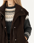 Gilet Brina marrone - dettaglio collo e chiusura