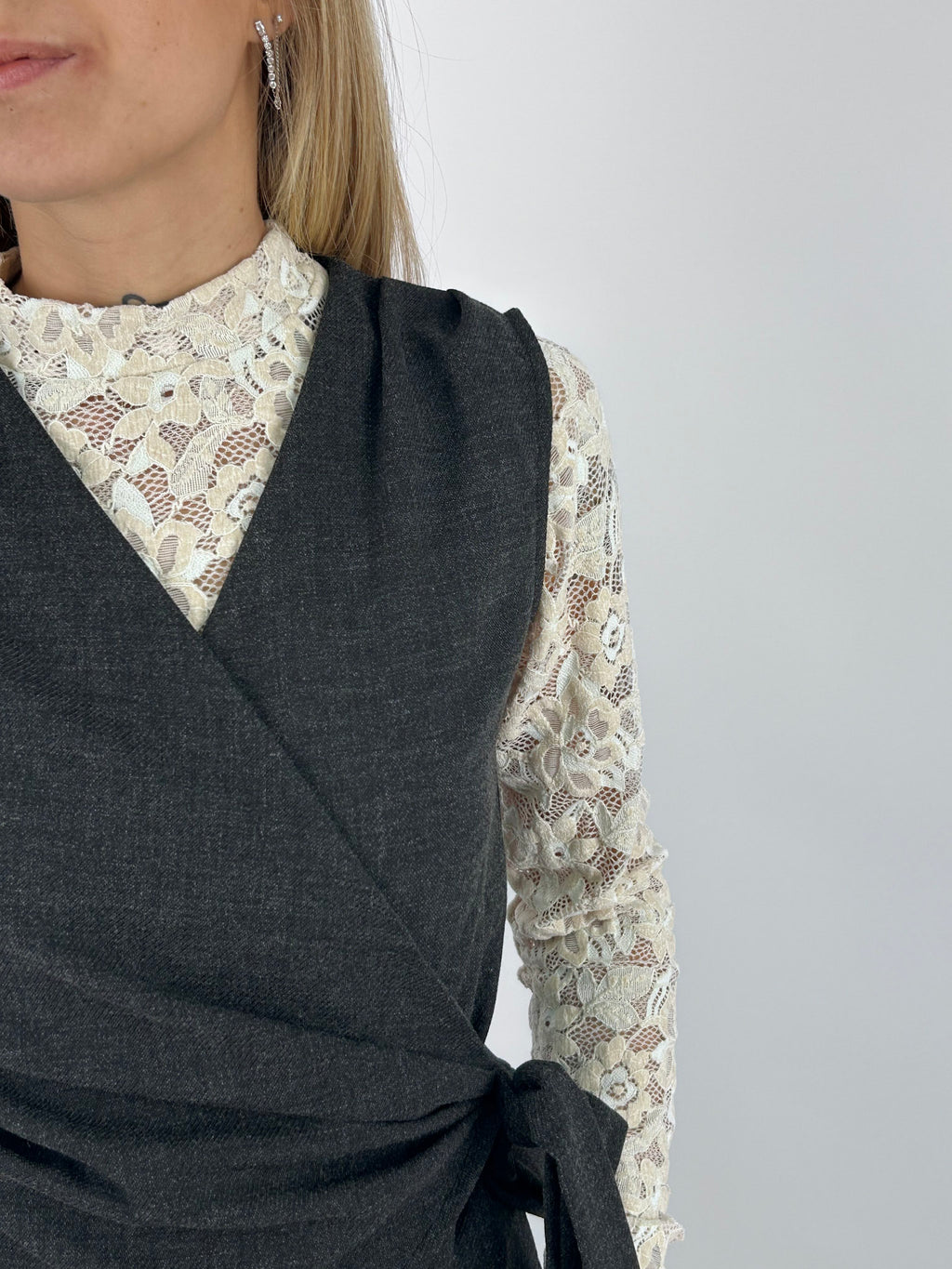 Gilet donna incrociato con cintura regolabile in vita grigio - vista dettaglio