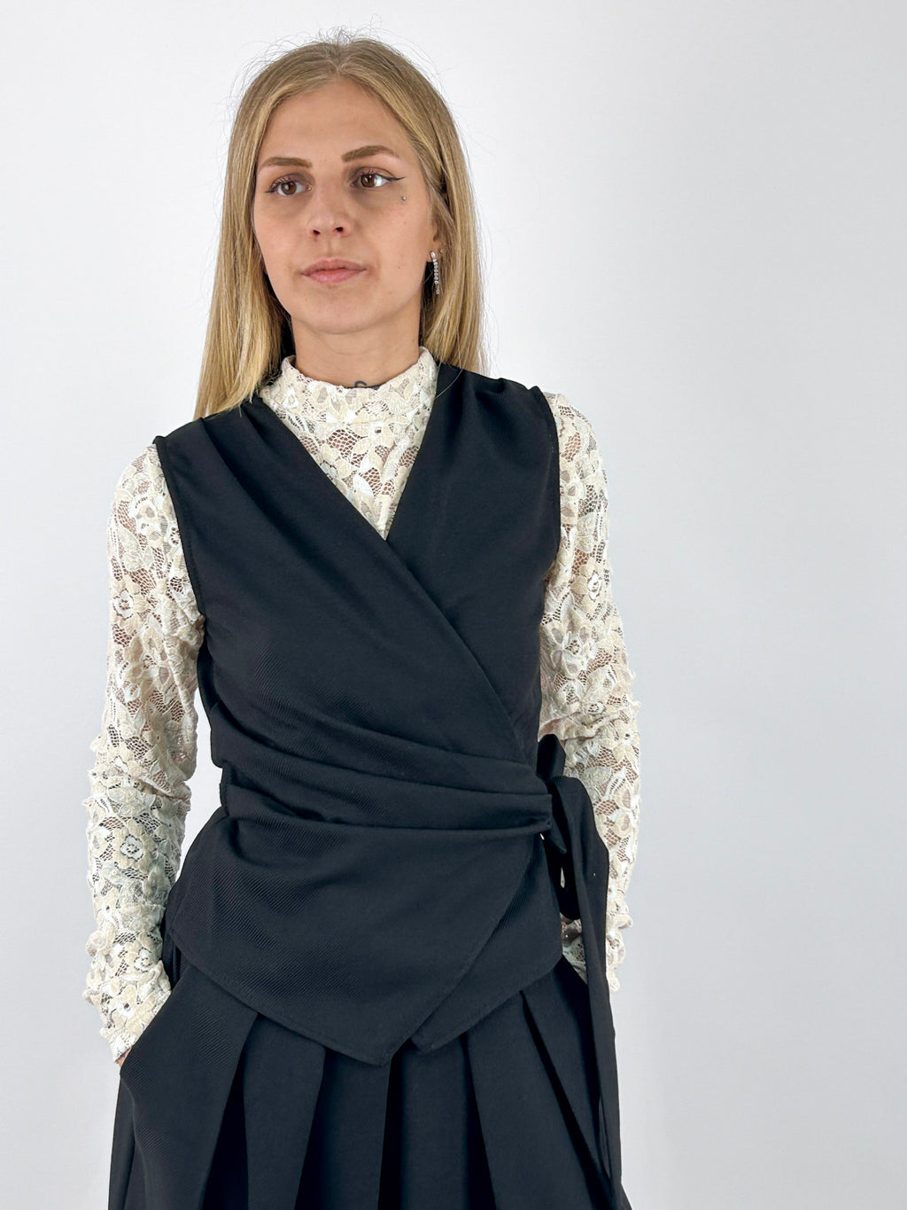 Gilet donna incrociato con cintura regolabile in vita nero - vista frontale