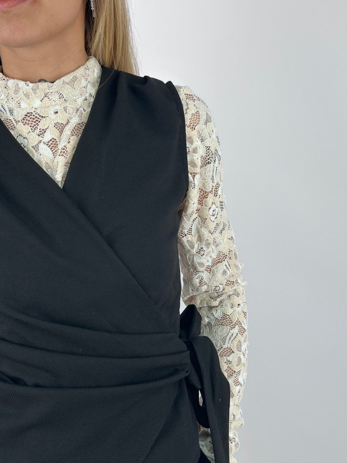 Gilet donna incrociato con cintura regolabile in vita nero - vista dettaglio