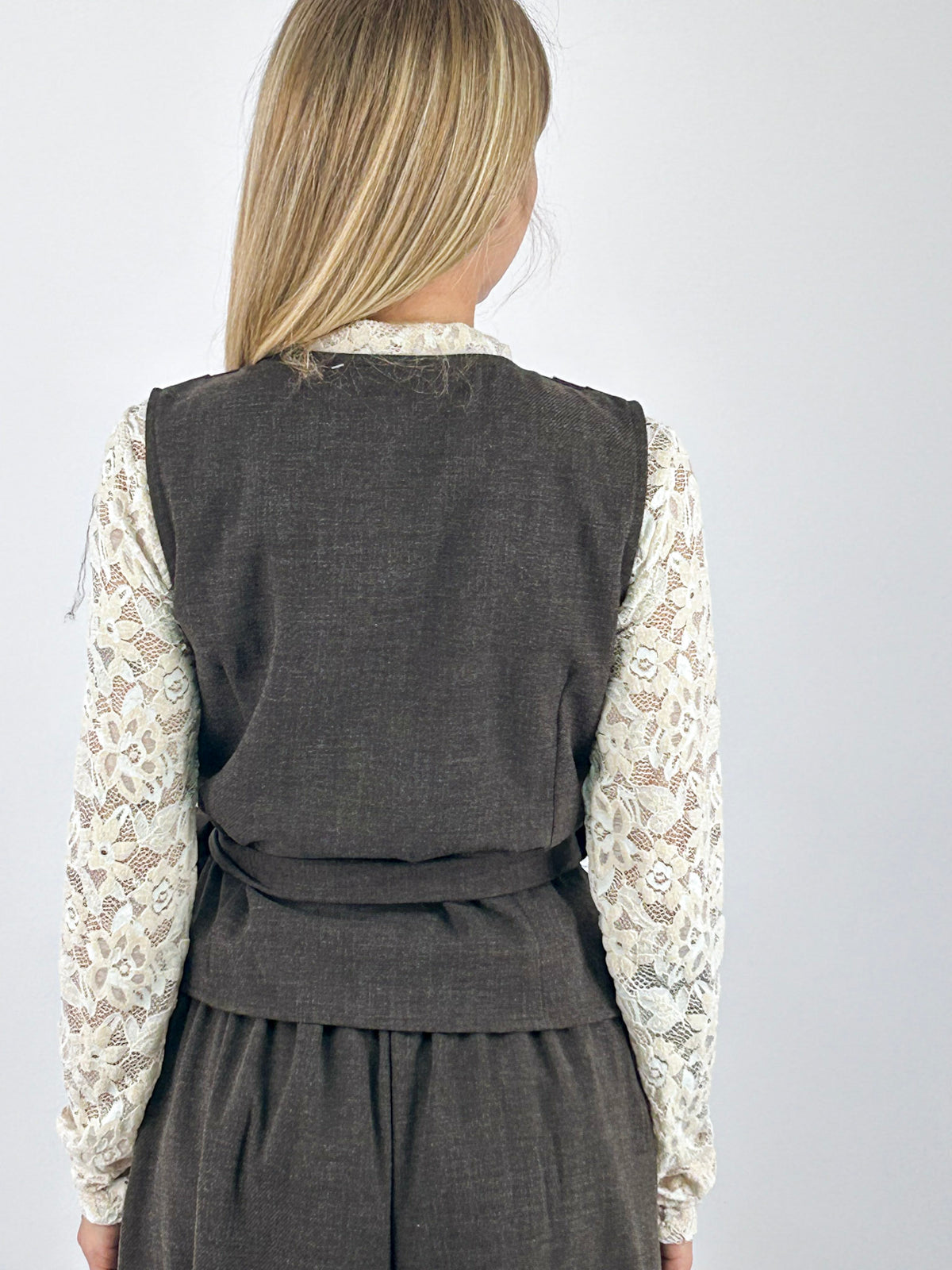 Gilet donna incrociato con cintura regolabile in vita marrone - vista retro