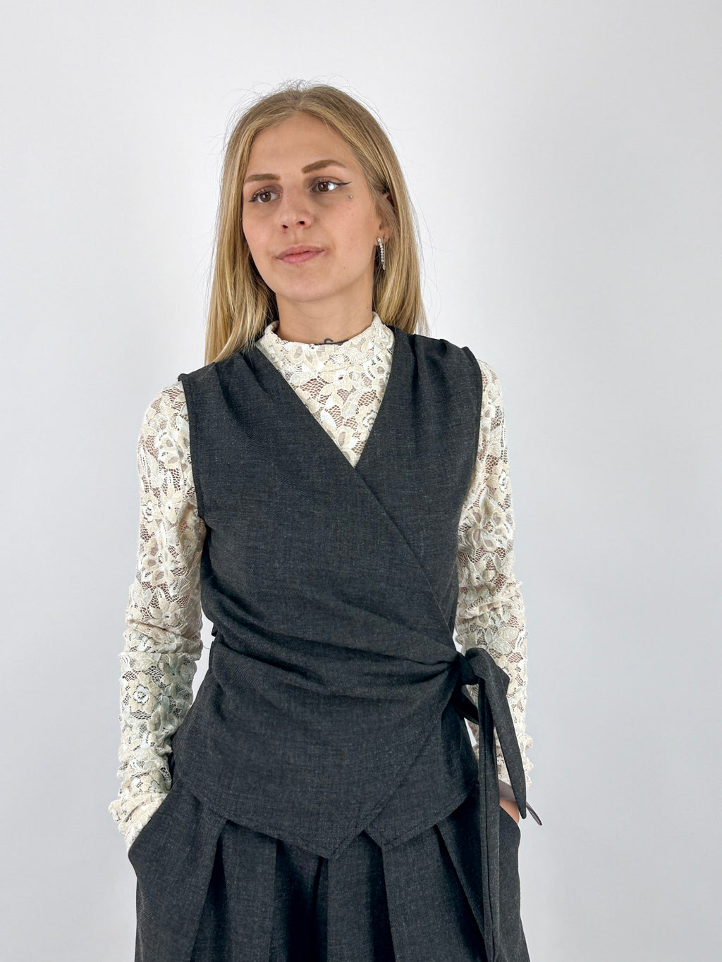 Gilet donna incrociato con cintura regolabile in vita grigio - vista frontale