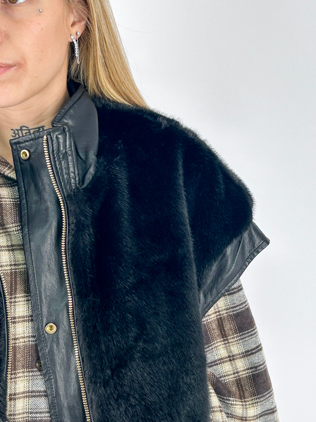 Gilet Dakota donna reversibile in ecopelle ed ecopelliccia nero - vista dettaglio pelliccia
