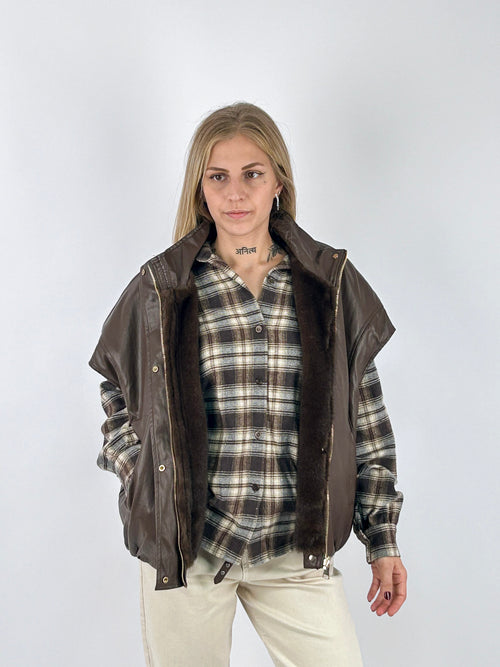 Gilet Dakota donna reversibile in ecopelle ed ecopelliccia marrone - vista frontale aperto