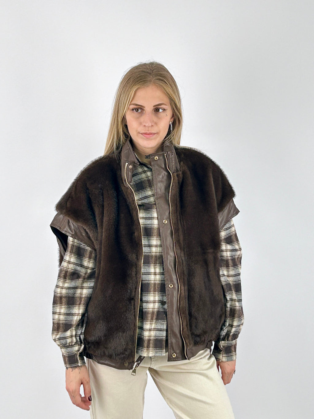 Gilet Dakota donna reversibile in ecopelle ed ecopelliccia marrone - vista frontale pelliccia