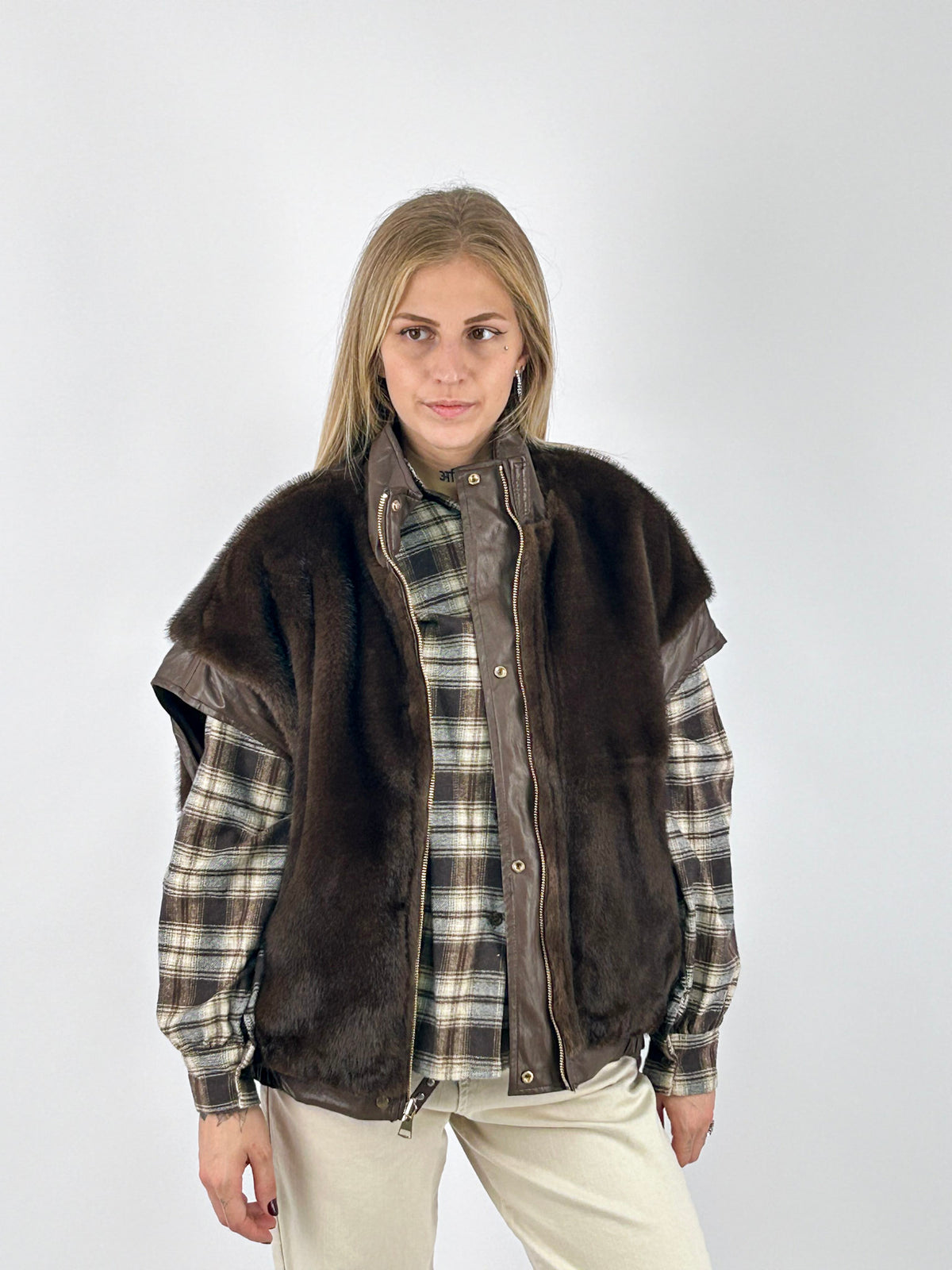 Gilet Dakota donna reversibile in ecopelle ed ecopelliccia marrone - vista frontale pelliccia