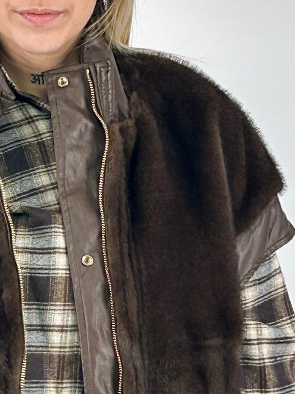 Gilet Dakota donna reversibile in ecopelle ed ecopelliccia marrone - vista dettaglio pelliccia