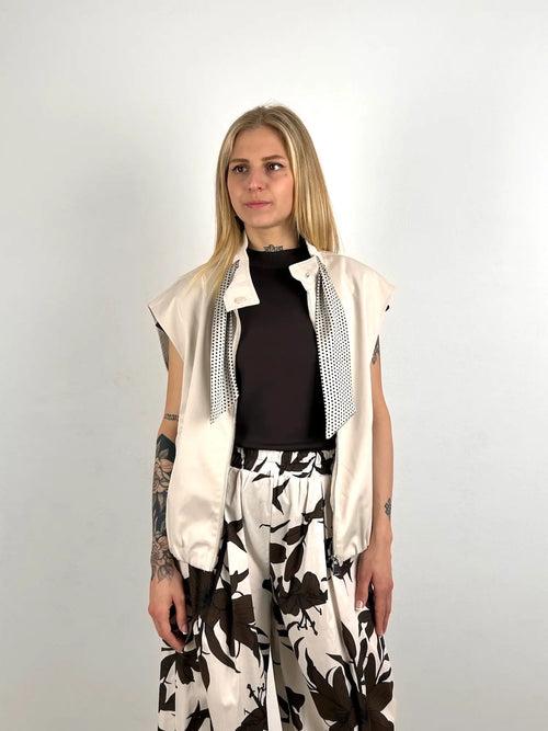 Gilet con nodo frontale chic – dettaglio nodo elegante, stile minimal donna vista frontale aperto

