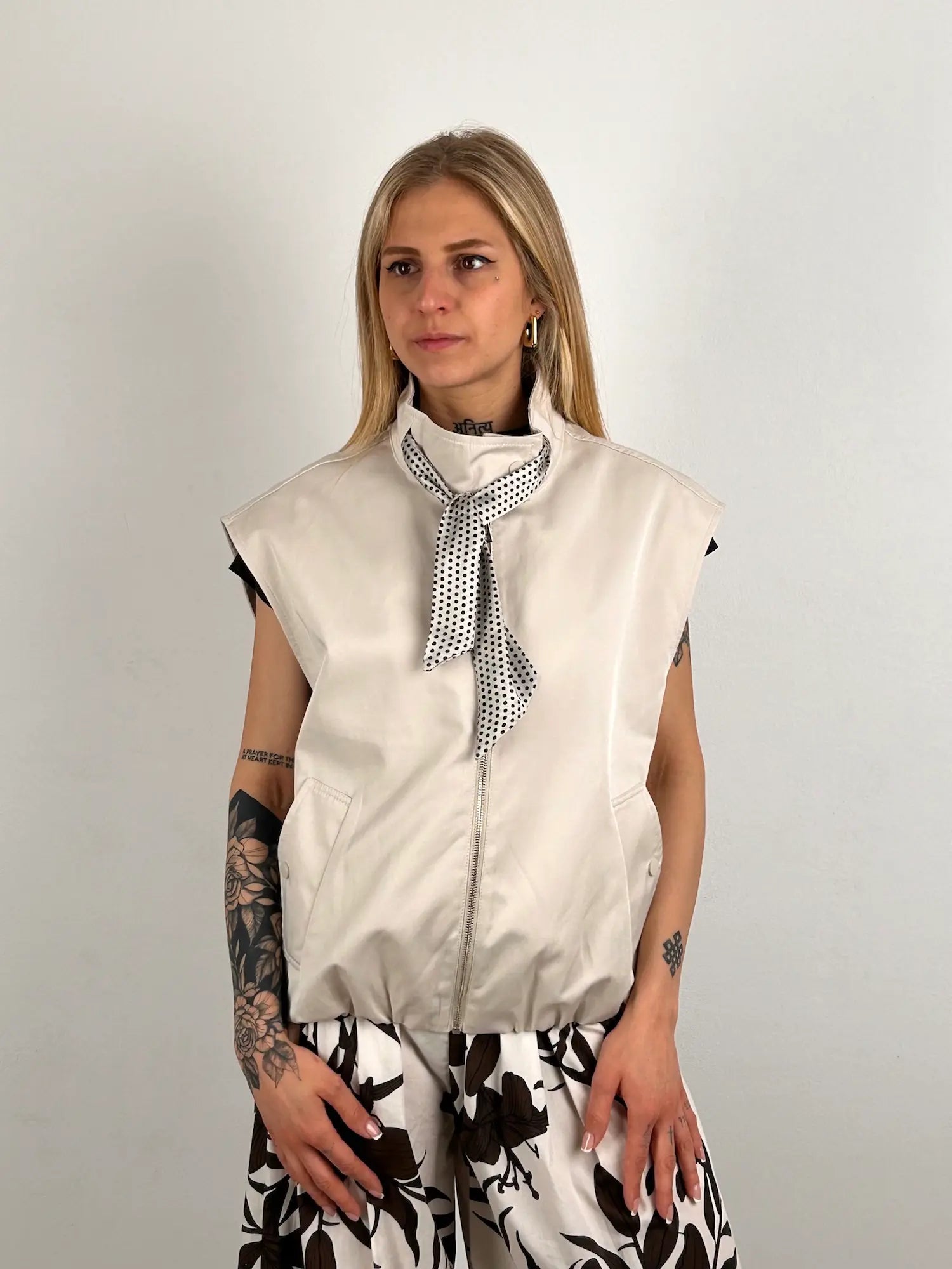 Gilet con nodo frontale chic – dettaglio nodo elegante, stile minimal donna, portato chiuso

