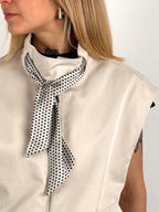 Gilet con nodo frontale chic – dettaglio nodo elegante, stile minimal donna, vista dettaglio

