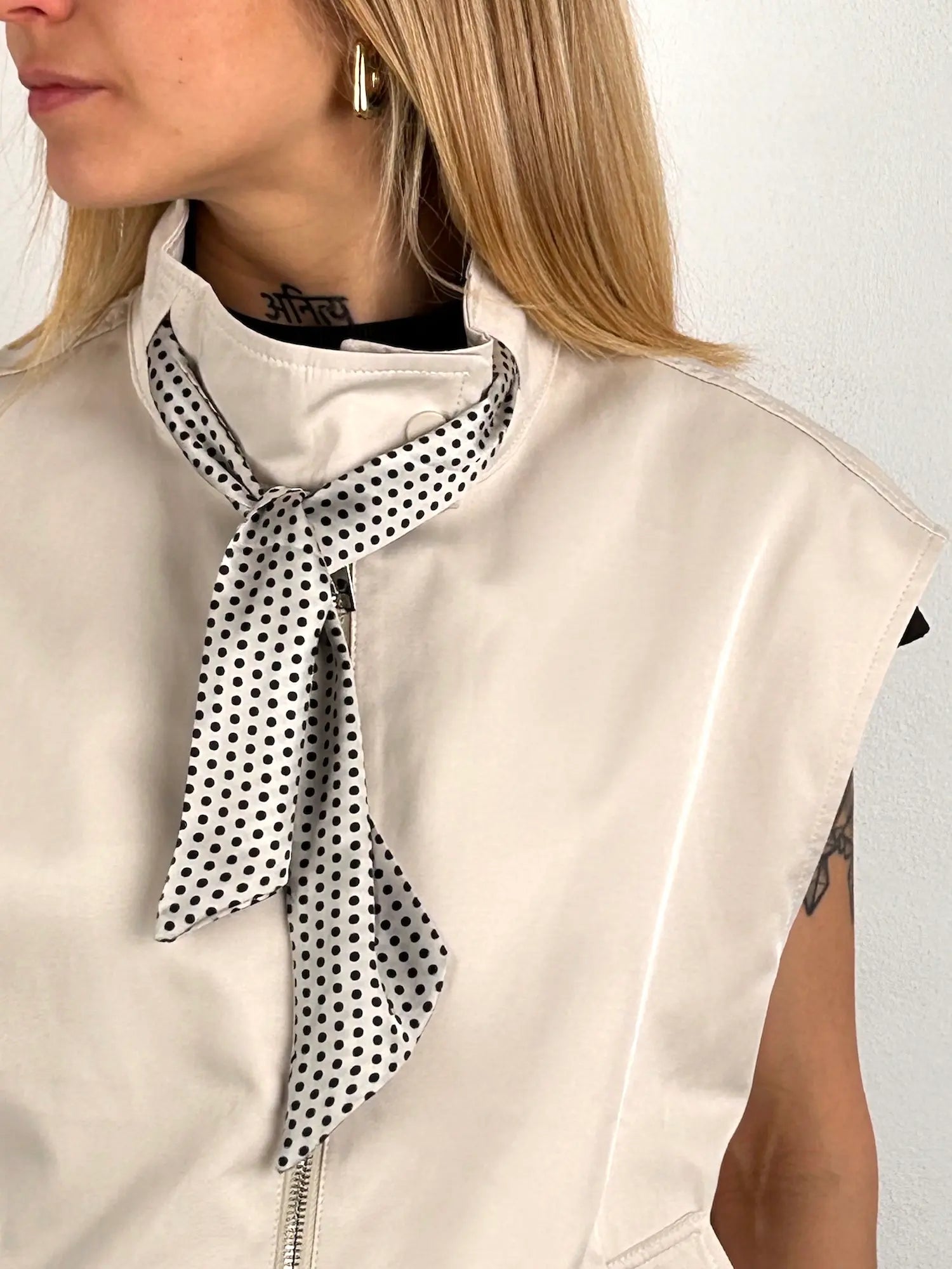 Gilet con nodo frontale chic – dettaglio nodo elegante, stile minimal donna, vista dettaglio

