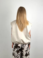 Gilet con nodo frontale chic – dettaglio nodo elegante, stile minimal donna, visto da dietro

