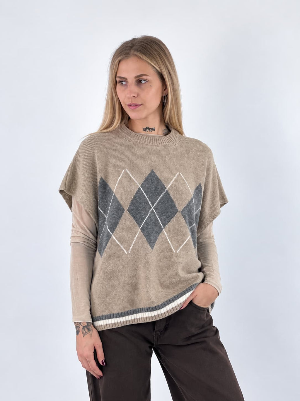 Gilet donna in maglia con fantasia a rombi e linea ampia tortora - vista frontale