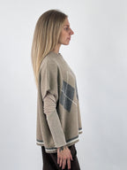 Gilet donna in maglia con fantasia a rombi e linea ampia tortora - vista laterale