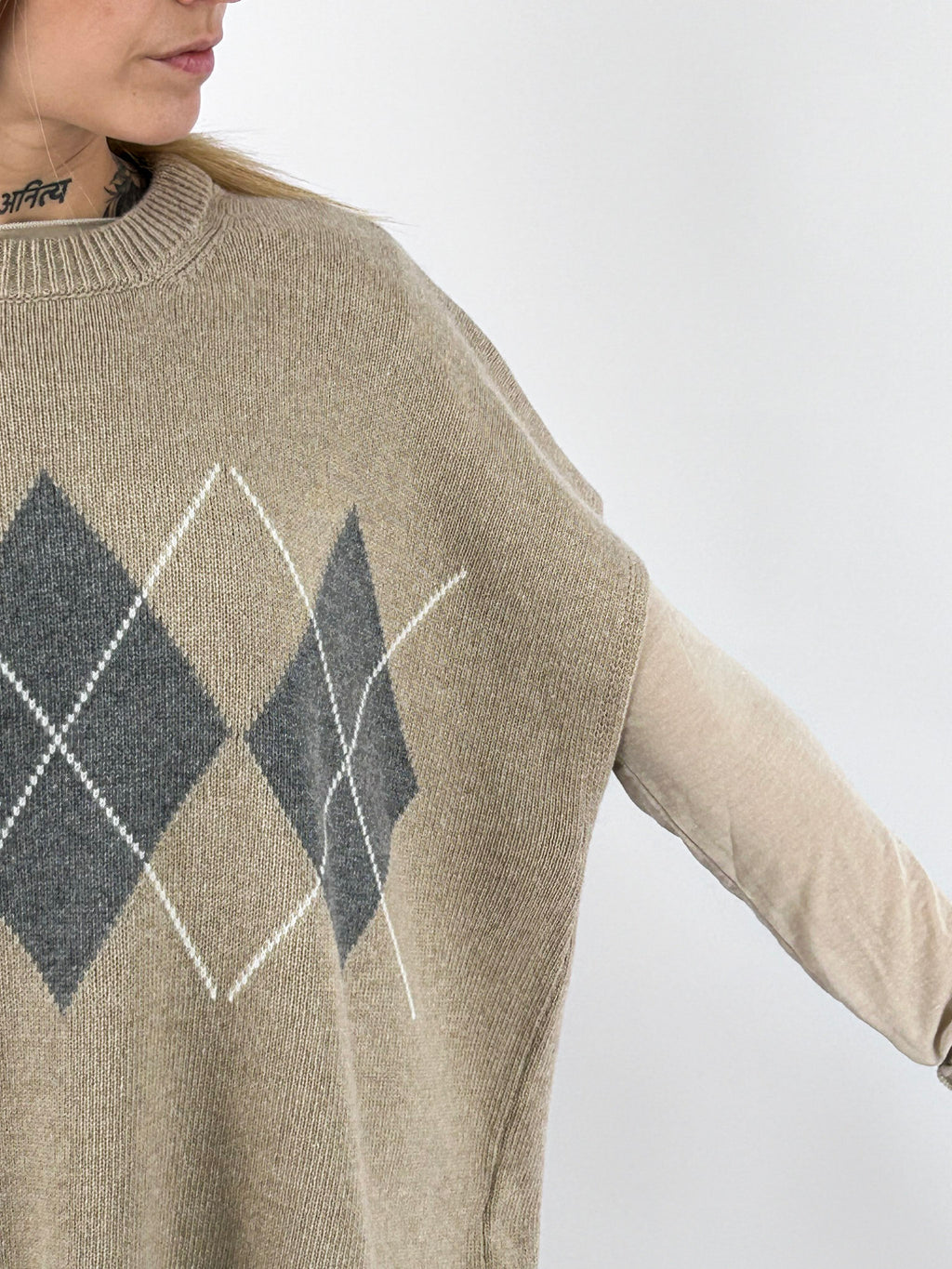Gilet donna in maglia con fantasia a rombi e linea ampia tortora - vista dettaglio