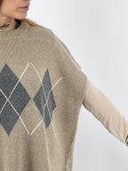 Gilet donna in maglia con fantasia a rombi e linea ampia tortora - vista dettaglio