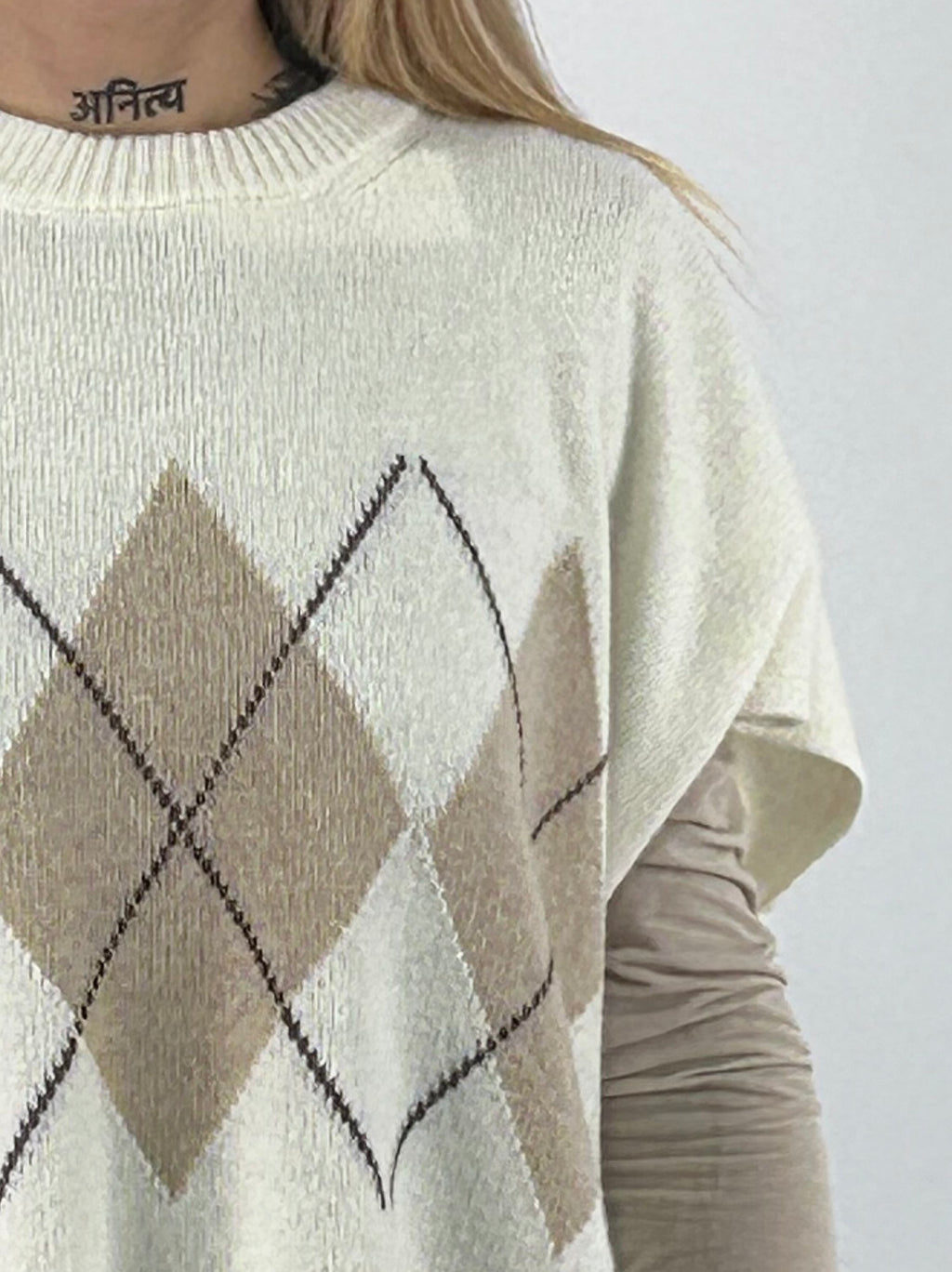 Gilet donna in maglia con fantasia a rombi e linea ampia panna - vista dettaglio