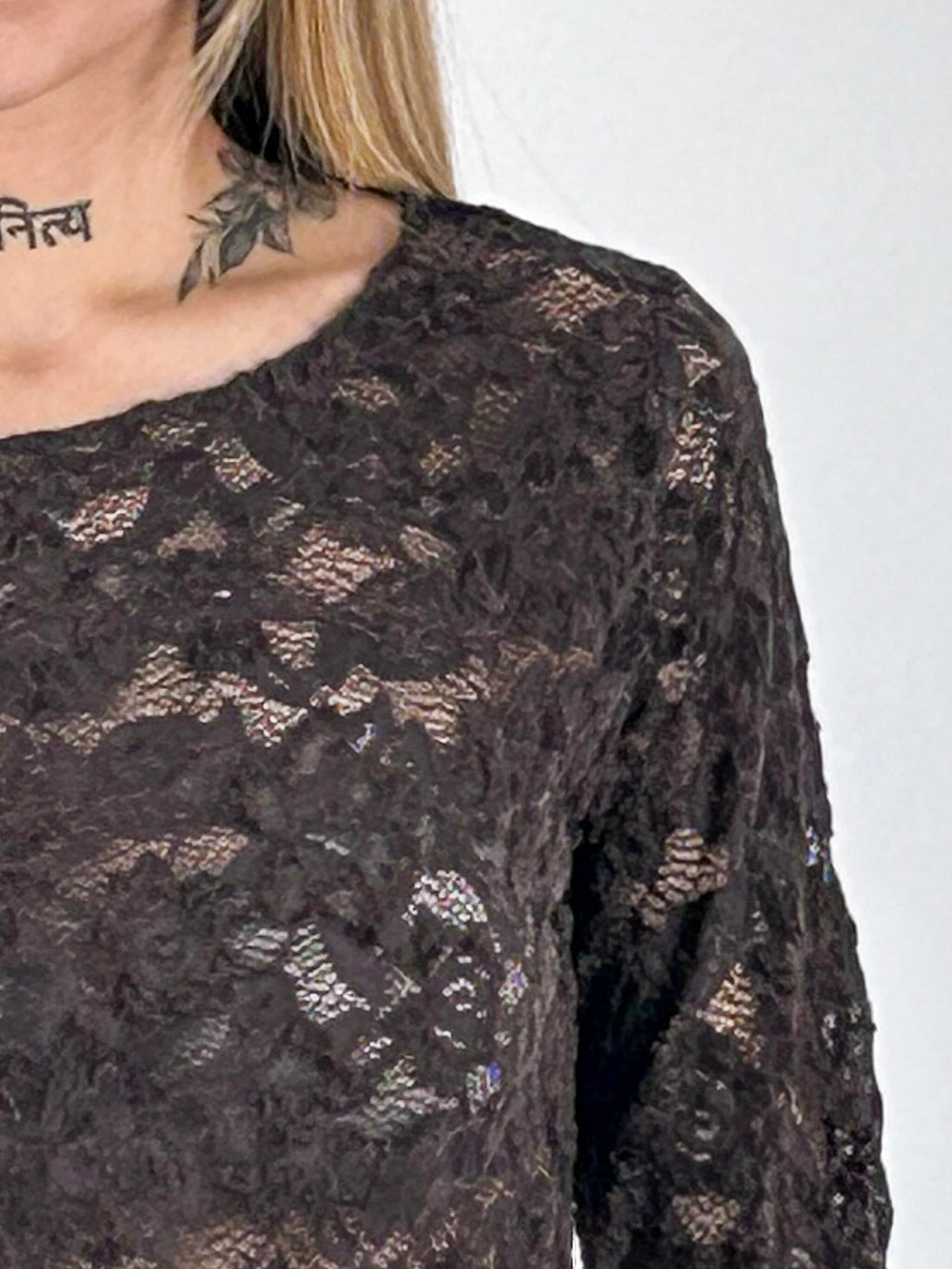 Maglia donna in pizzo floreale con scollo rotondo e manica lunga marrone - vista dettaglio