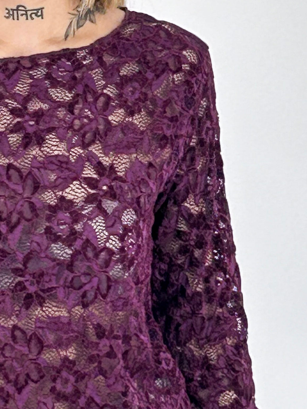 Maglia donna in pizzo floreale con scollo rotondo e manica lunga bordo - vista dettaglio