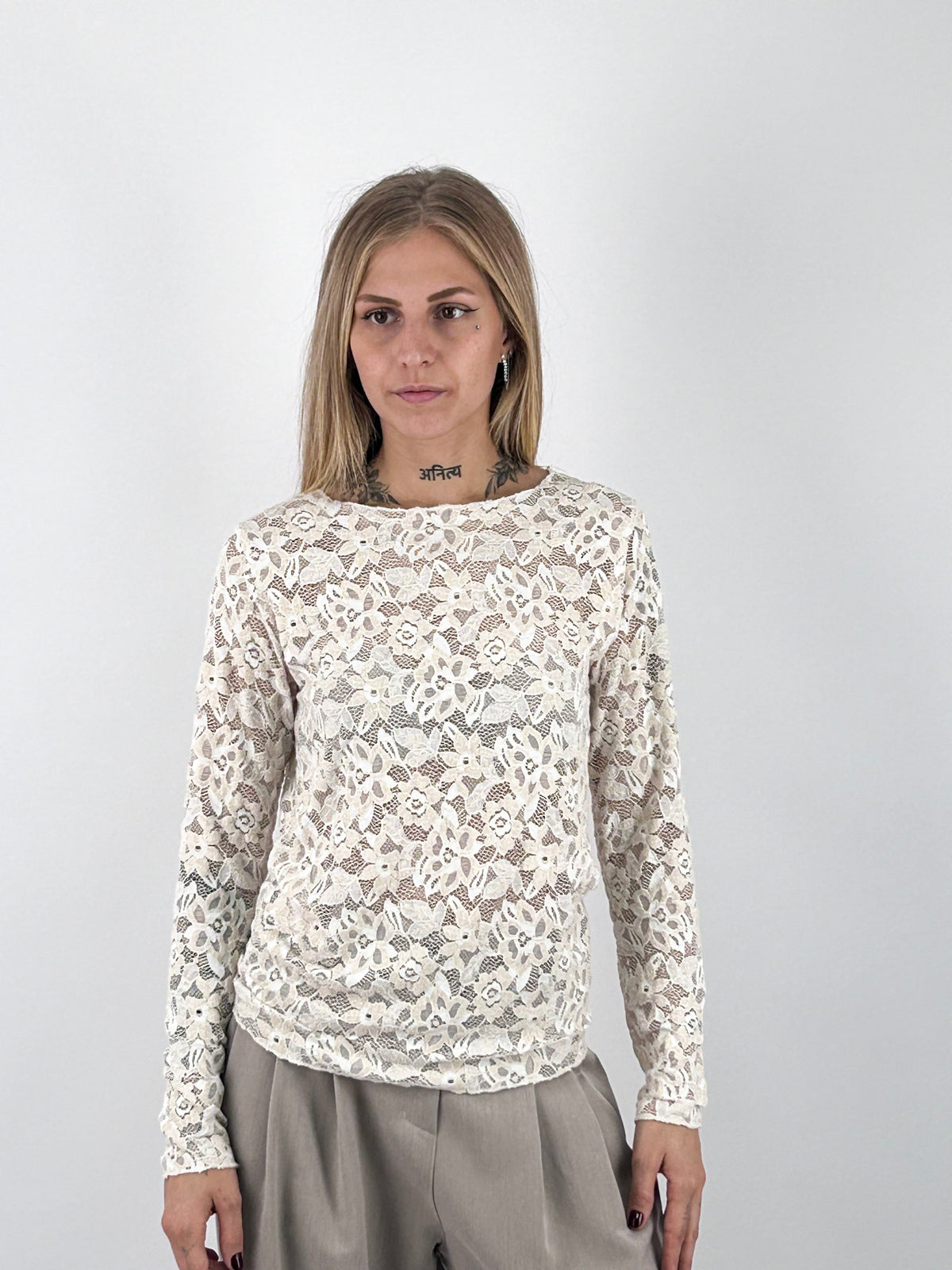 Maglia donna in pizzo floreale con scollo rotondo e manica lunga panna - vista frontale