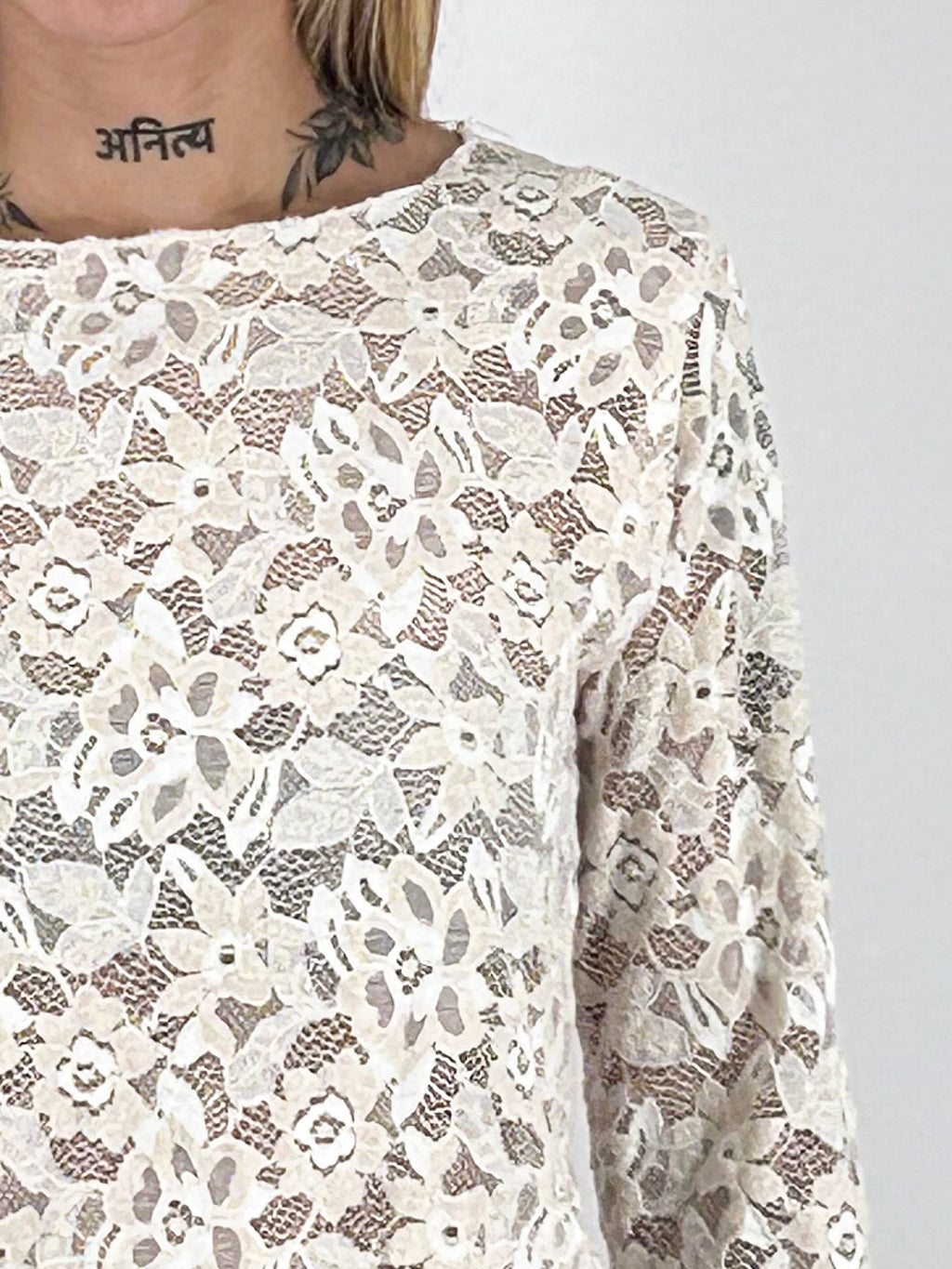 Maglia donna in pizzo floreale con scollo rotondo e manica lunga panna - vista dettaglio