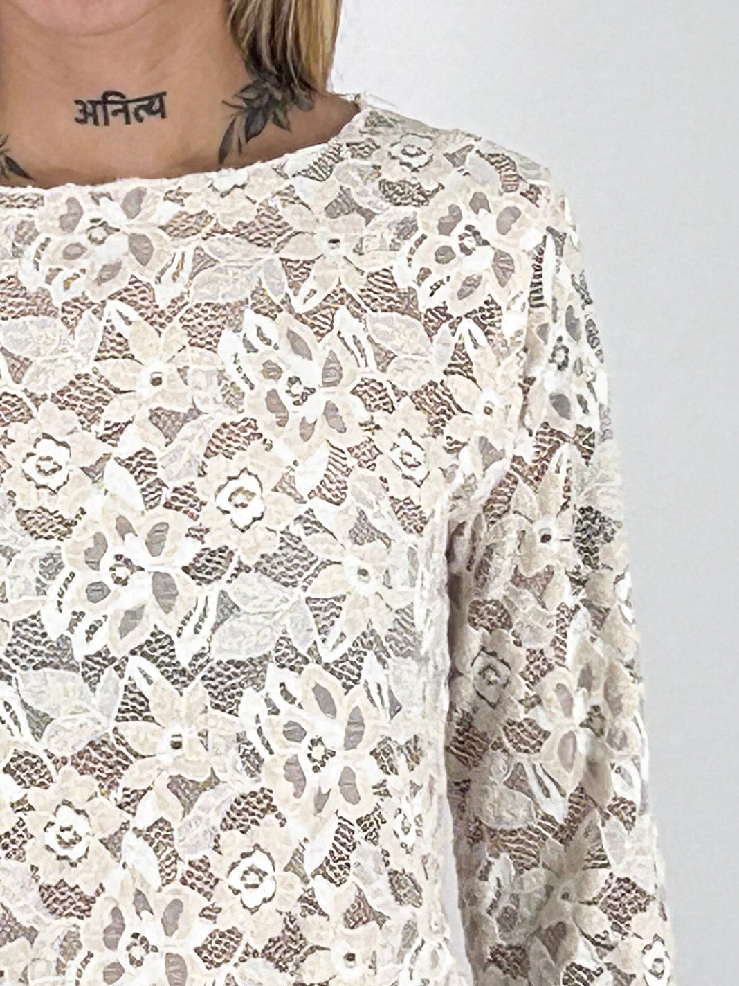 Maglia donna in pizzo floreale con scollo rotondo e manica lunga panna - vista dettaglio