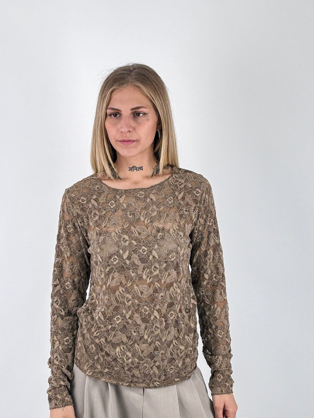 Maglia donna in pizzo floreale con scollo rotondo e manica lunga tortora - vista frontale
