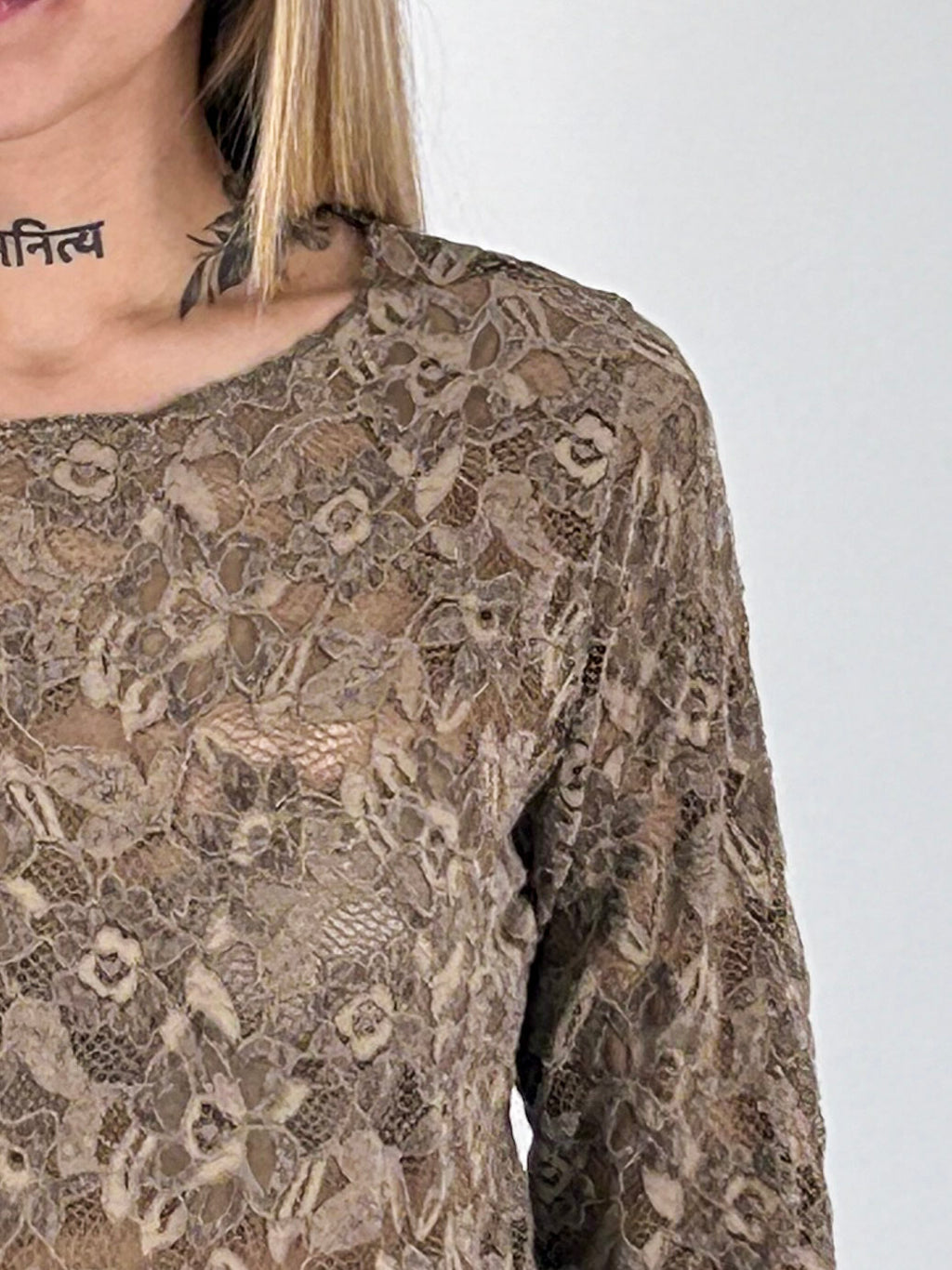 Maglia donna in pizzo floreale con scollo rotondo e manica lunga tortora - vista dettaglio