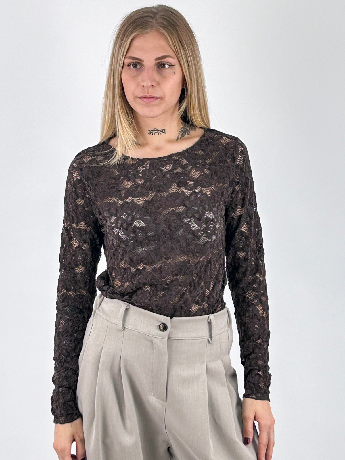 Maglia donna in pizzo floreale con scollo rotondo e manica lunga marrone - vista frontale