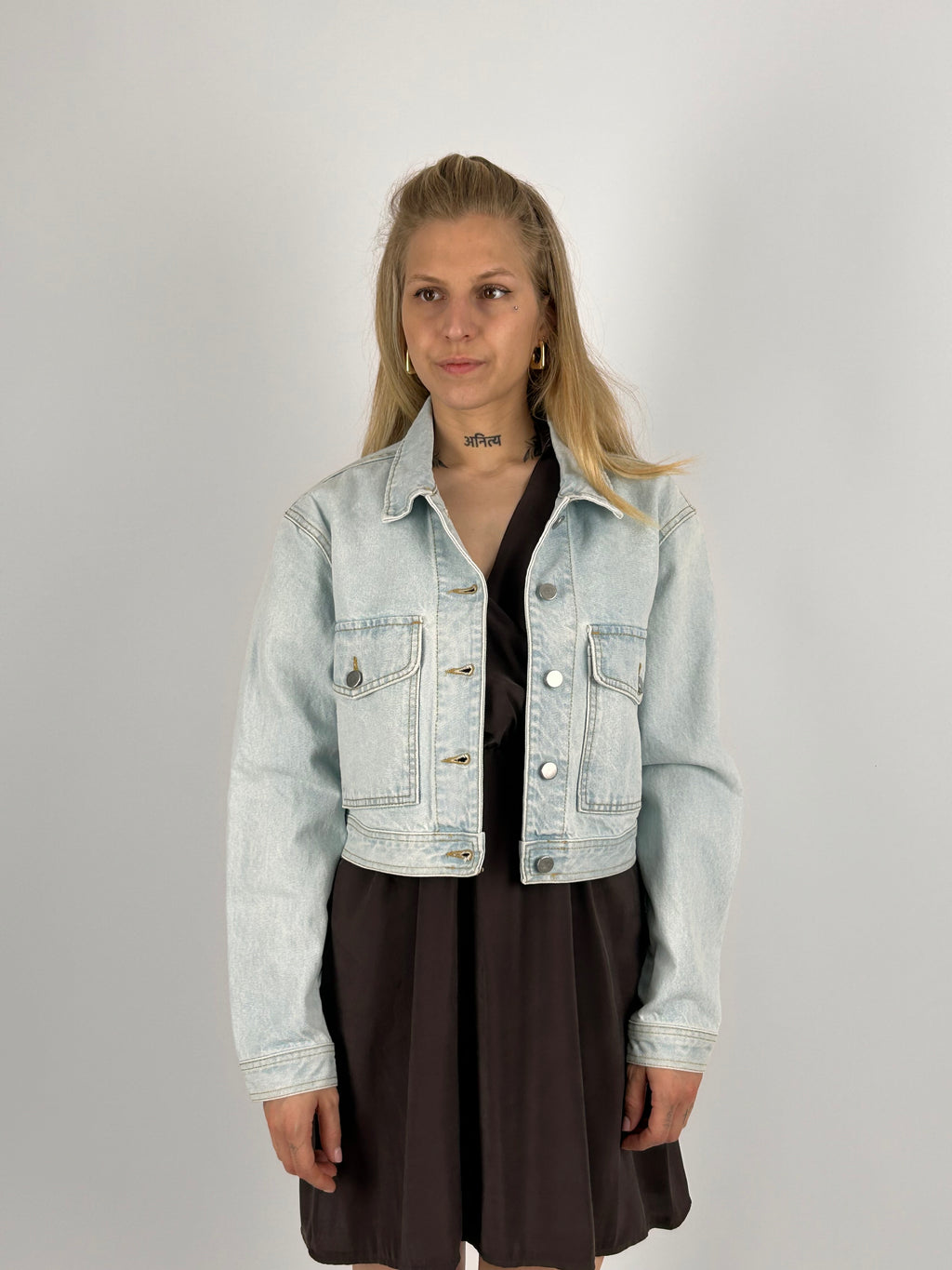 Giacca Como corta da donna in denim chiaro con bottoni frontali e tasche - vista frontale