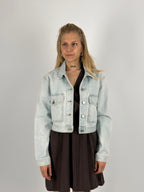 Giacca Como corta da donna in denim chiaro con bottoni frontali e tasche - vista frontale