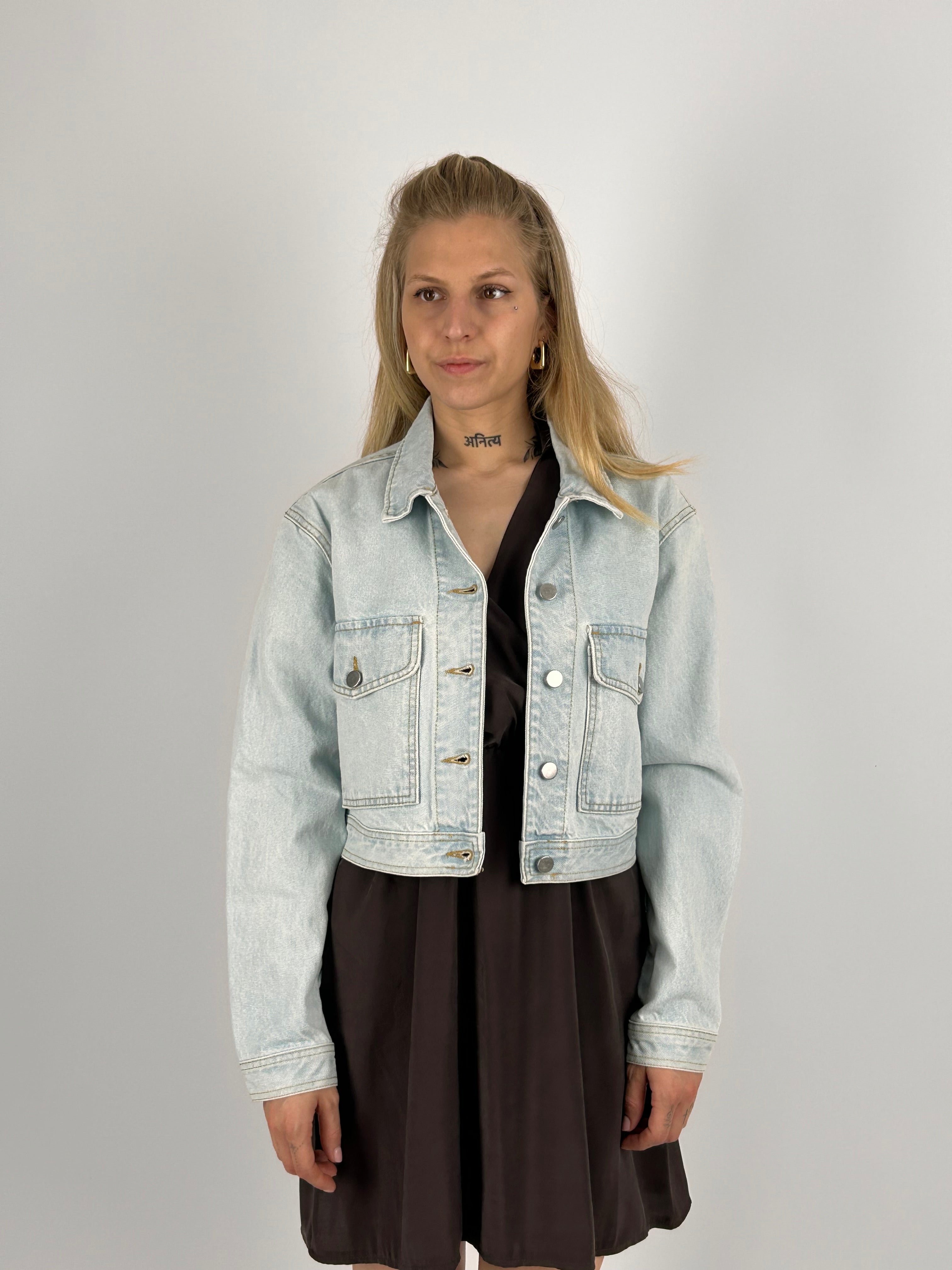 Giacca Como corta da donna in denim chiaro con bottoni frontali e tasche - vista frontale