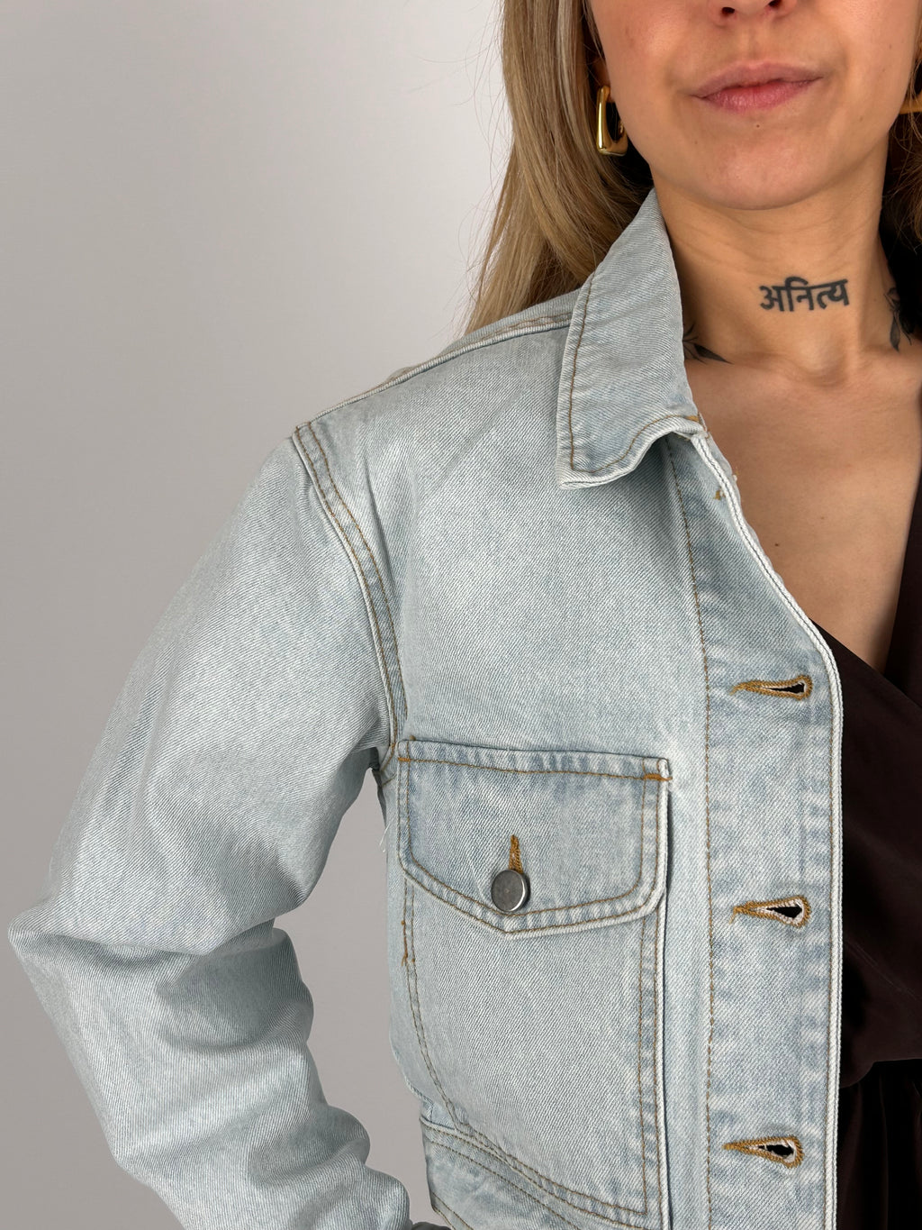 Giacca Como corta da donna in denim chiaro con bottoni frontali e tasche - vista dettaglio