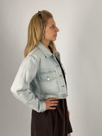 Giacca Como corta da donna in denim chiaro con bottoni frontali e tasche - vista laterale