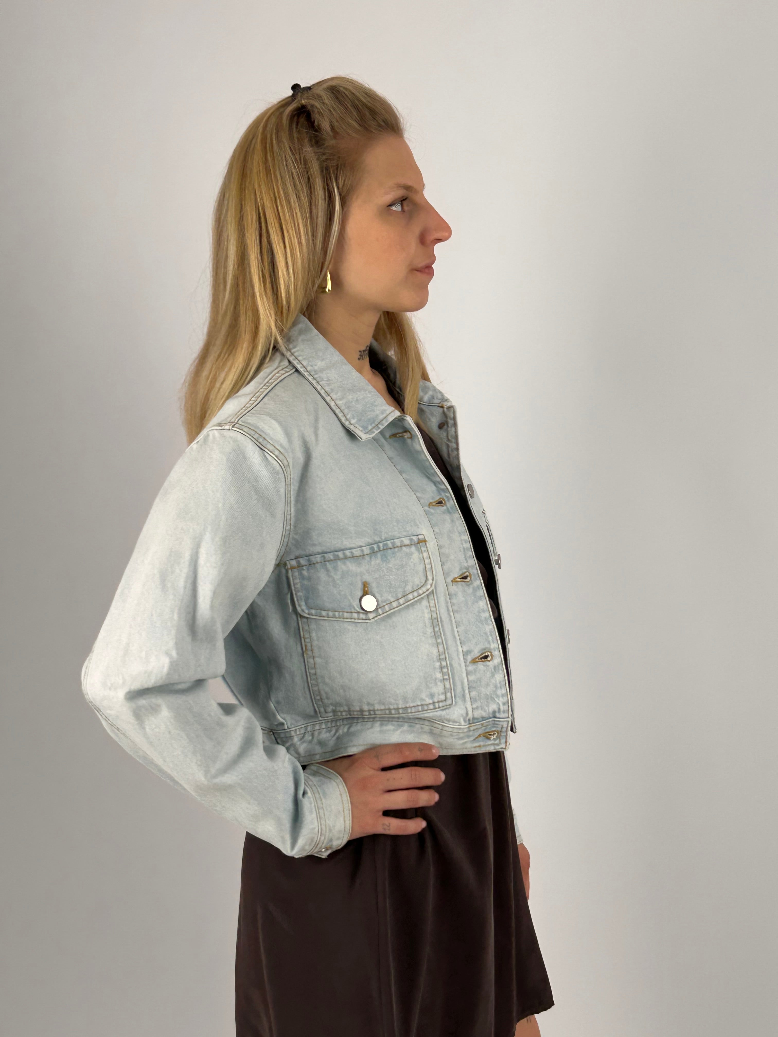 Giacca Como corta da donna in denim chiaro con bottoni frontali e tasche - vista laterale