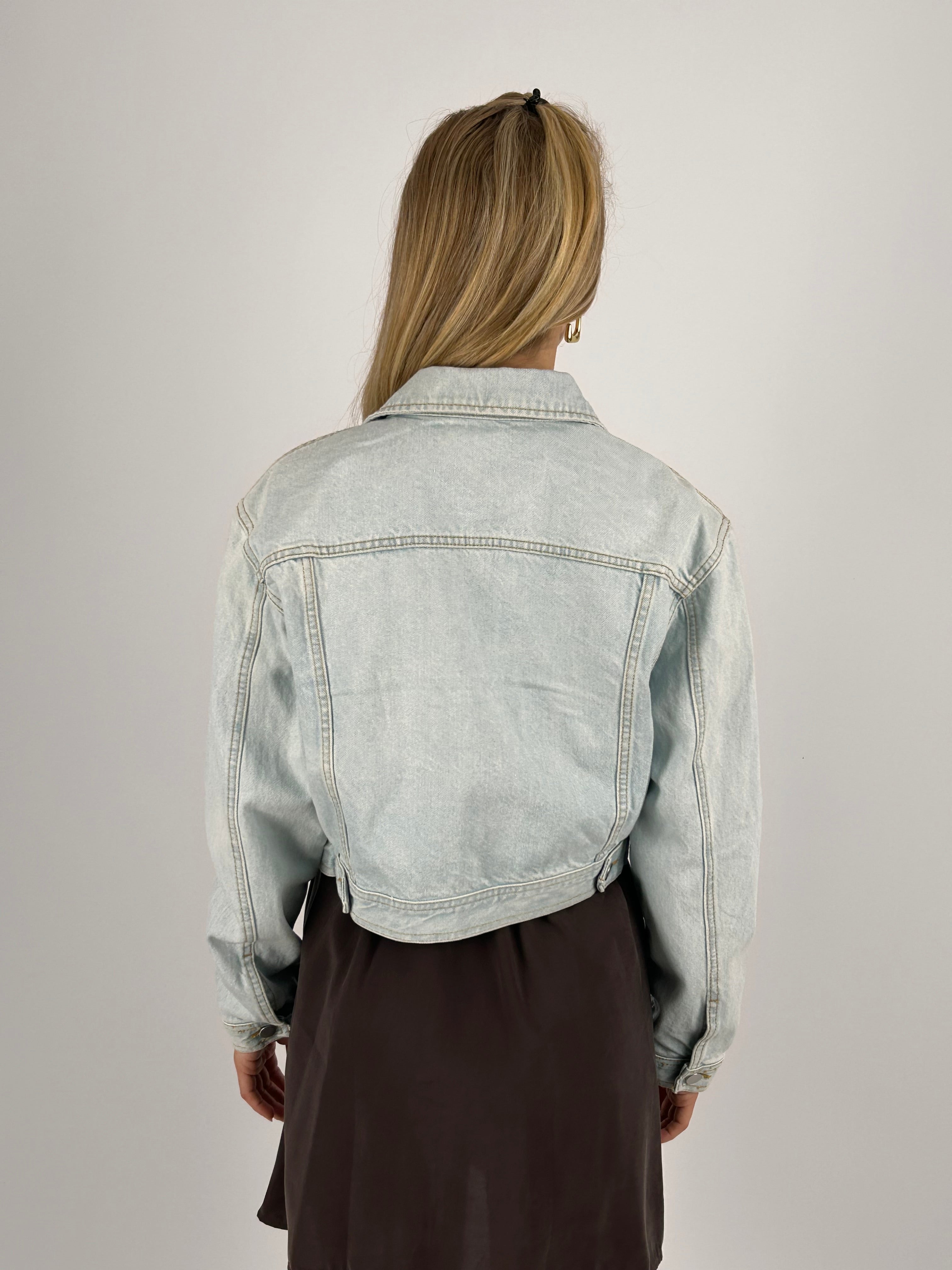 Giacca Como corta da donna in denim chiaro con bottoni frontali e tasche -  vista retro