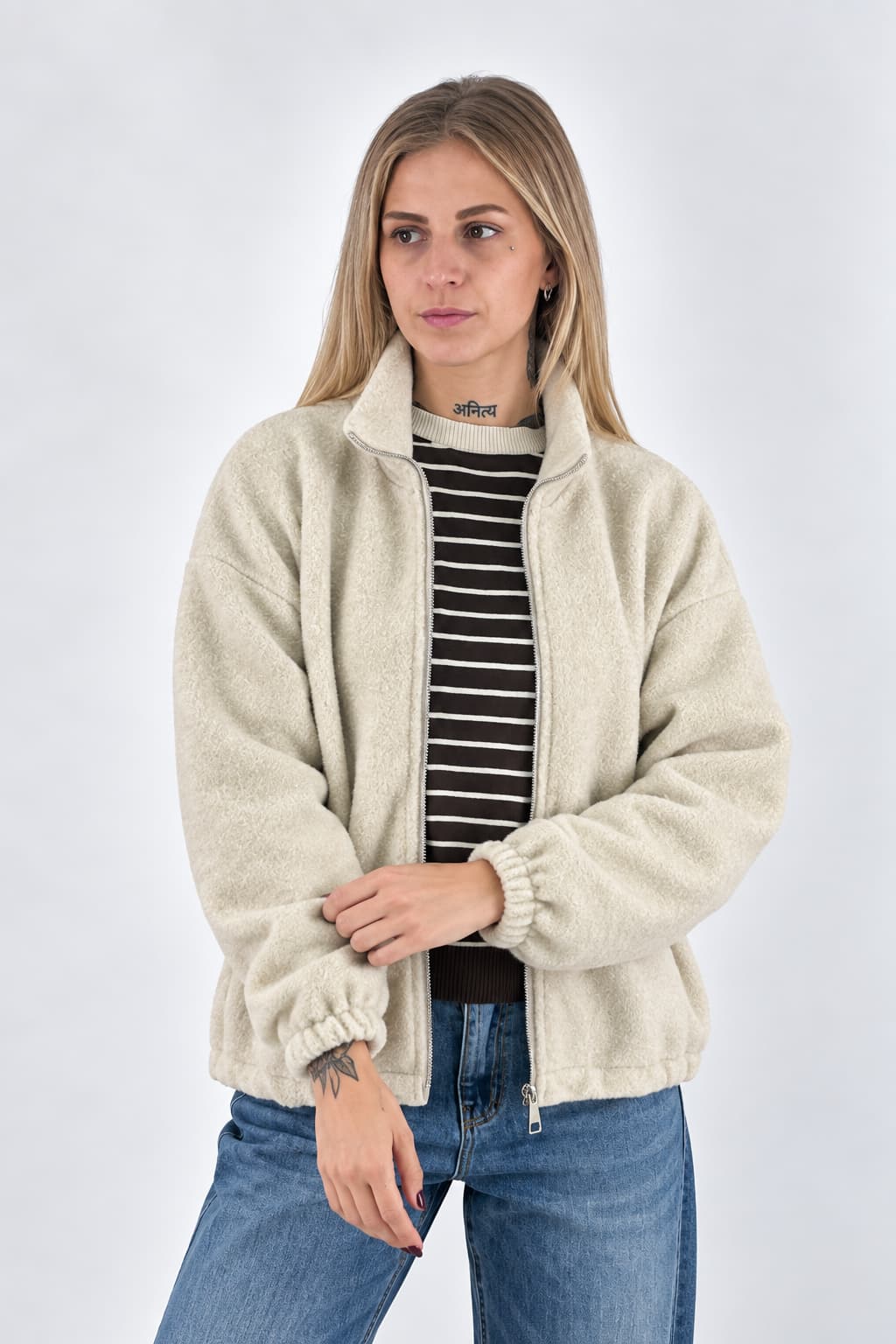 Giubbino donna con zip e collo alto con scritta La vie est belle sul retro panna - vista frontale