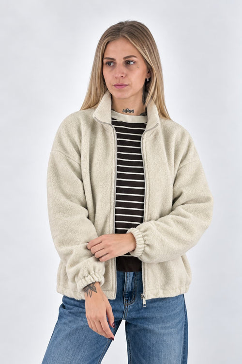 Giubbino donna con zip e collo alto con scritta La vie est belle sul retro panna - vista frontale