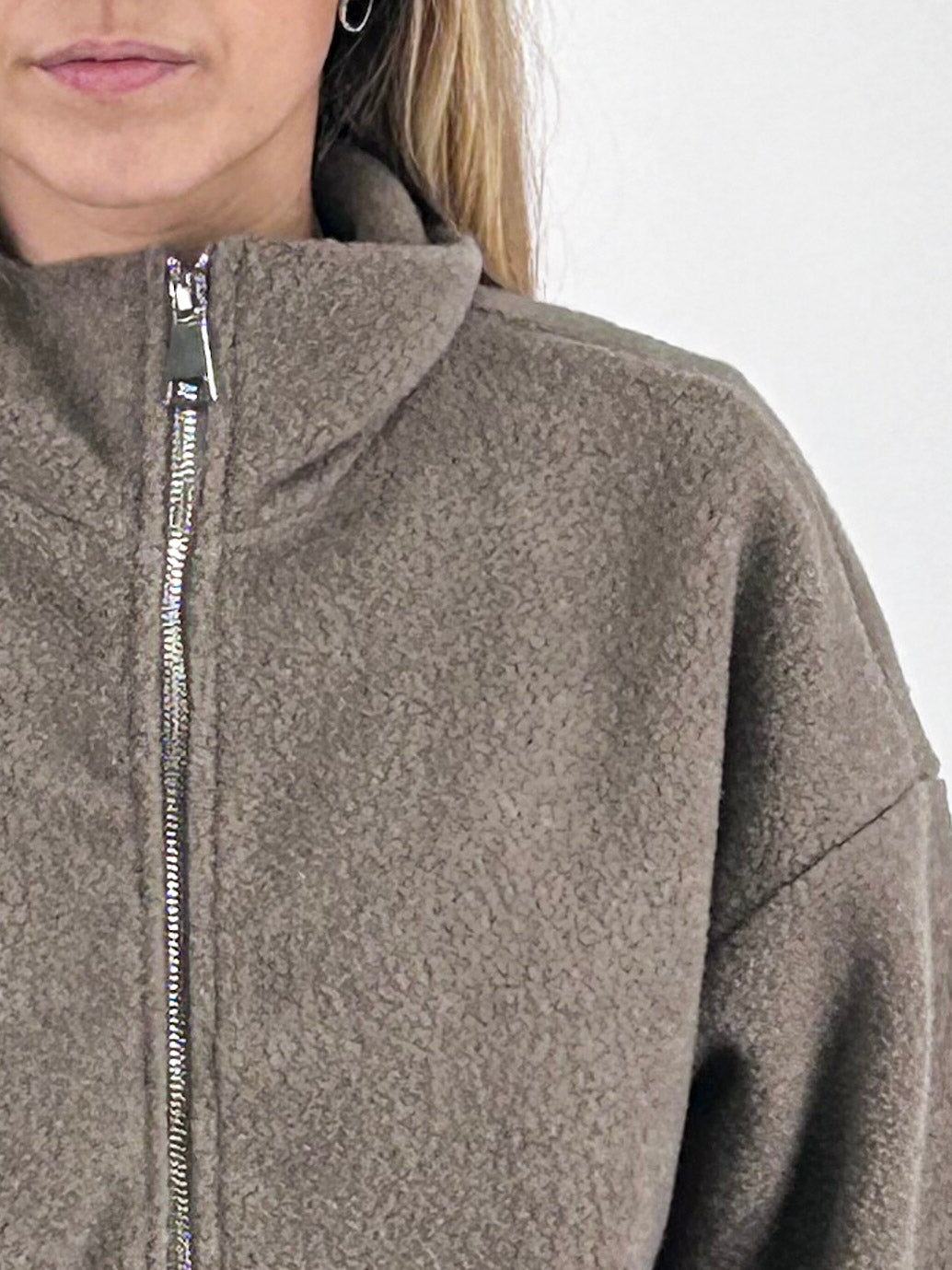 Giubbino donna con zip e collo alto con scritta La vie est belle sul retro tortora - vista dettaglio