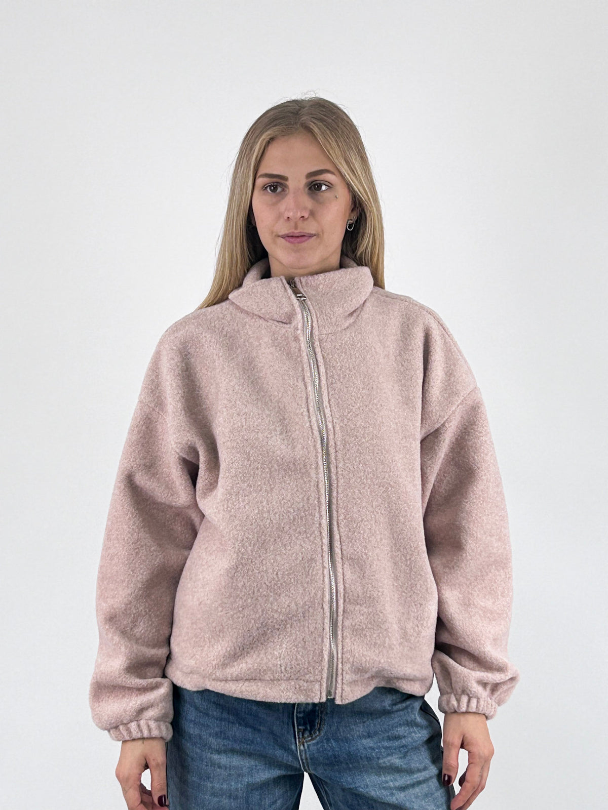 Giubbino donna con zip e collo alto con scritta La vie est belle sul retro rosa - vista frontale
