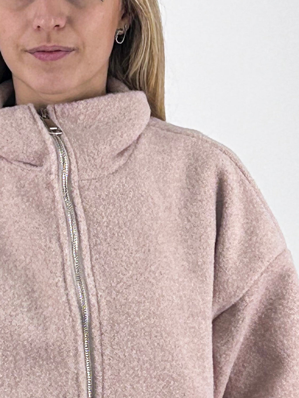 Giubbino donna con zip e collo alto con scritta La vie est belle sul retro rosa - vista dettaglio